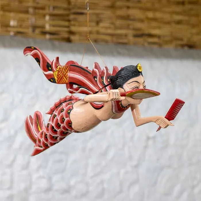 Escultura decorativa Sereia vermelha artesanal de pendurar com acabamento rústico.