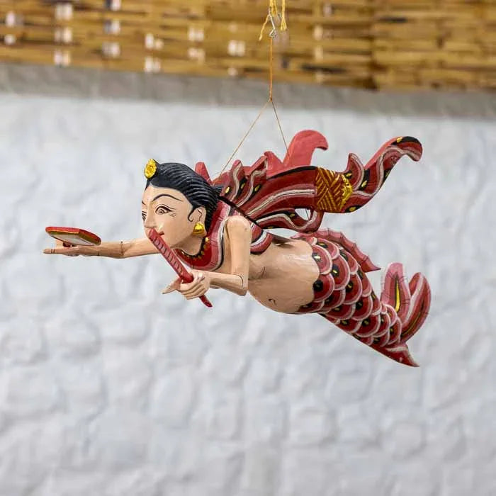 Escultura Sereia Dewi vermelha artesanal feita à mão em madeira de Bali.