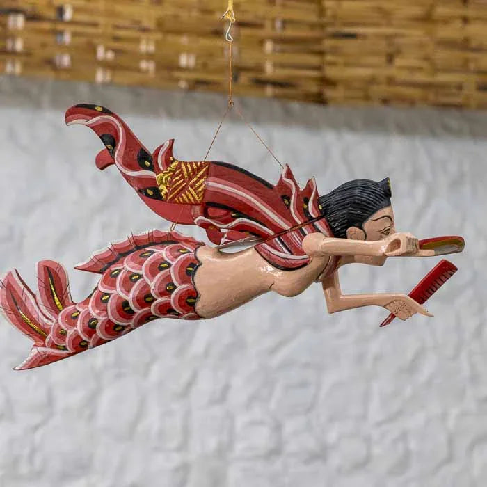 Escultura artesanal Sereia Dewi vermelha entalhada à mão em Bali.