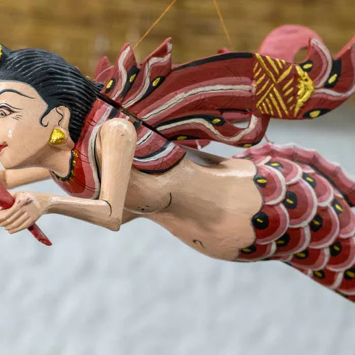 Sereia Dewi vermelha artesanal em madeira símbolo de força e encanto.