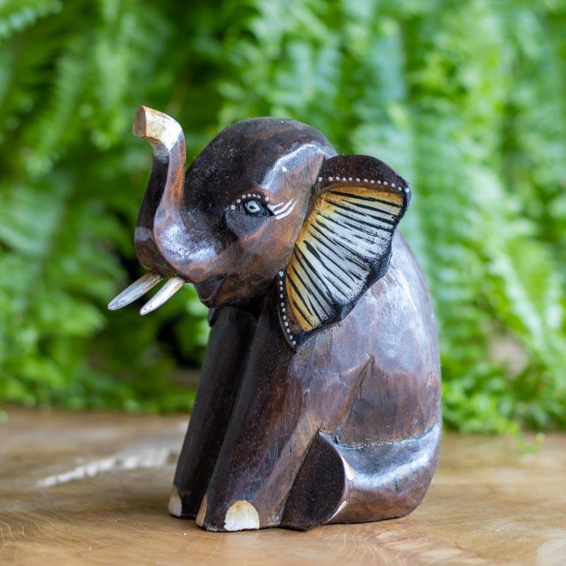 Escultura cultural de elefante em madeira natural produzida em Bali.
