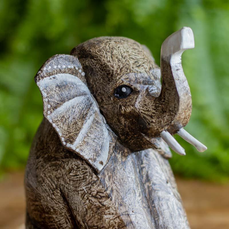 Elefante sentado em madeira, escultura artesanal balinesa decorativa.