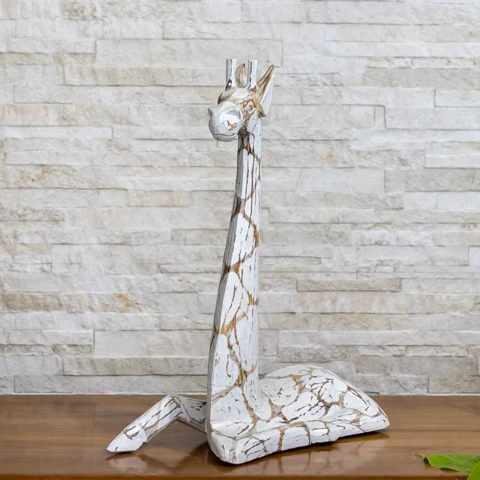 Escultura artesanal de girafa deitada entalhada em madeira natural