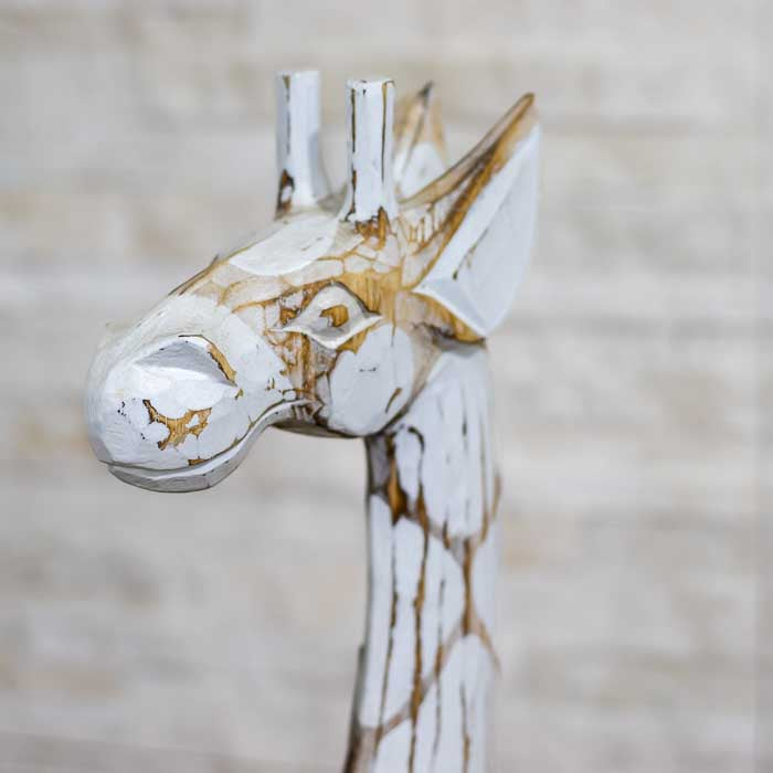 Girafa entalhada manualmente em madeira por artesãos balineses