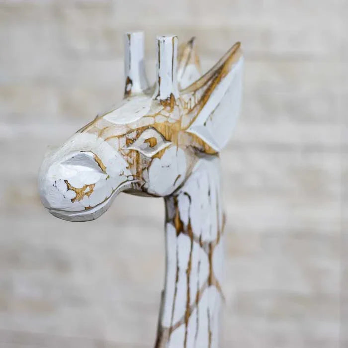 Girafa entalhada manualmente em madeira por artesãos balineses