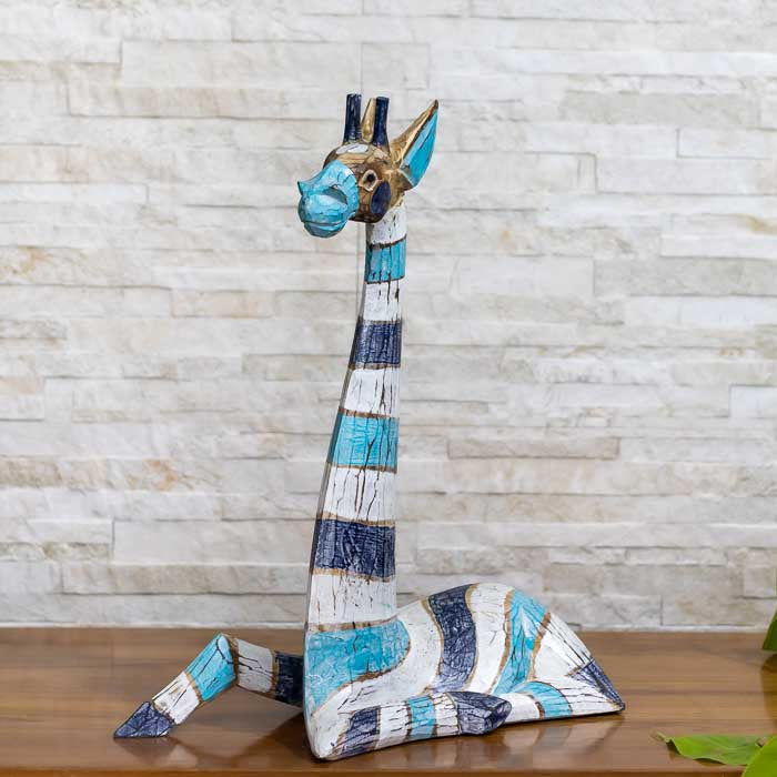 Peça decorativa com forma de girafa esculpida com traços orgânicos
