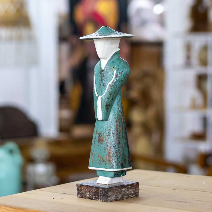 Figura de camponês talhada à mão em madeira natural, com traços autênticos da arte popular de Bali
Peça esculpida em madeira com representação de trabalhador rural, refletindo a simplicidade e espiritualidade do campo balinês