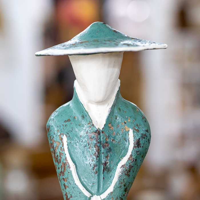 Obra decorativa feita à mão com personagem camponês em posição de descanso, revelando a identidade cultural da ilha