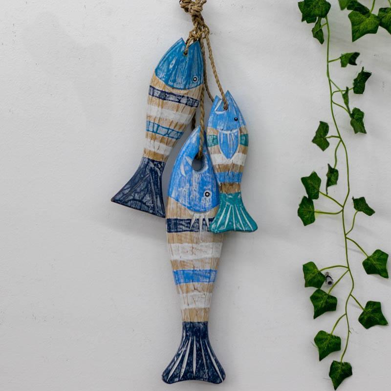Trio de peixes artesanais em madeira pendurados por corda natural