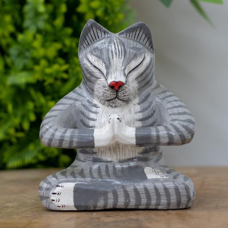 Celebre a gratidão em grande estilo com o Gato Gratidão em Madeira, uma peça de decoração feita à mão que traz consigo a riqueza cultural e espiritual de Bali