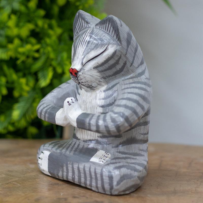 Celebre a gratidão em grande estilo com o Gato Gratidão em Madeira, uma peça de decoração feita à mão que traz consigo a riqueza cultural e espiritual de Bali