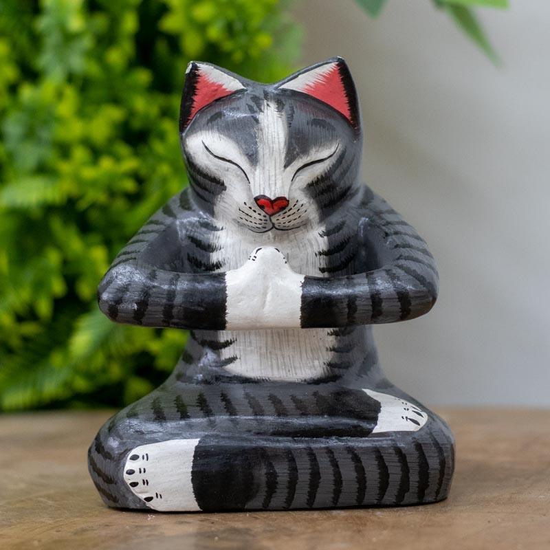 Celebre a gratidão em grande estilo com o Gato Gratidão em Madeira, uma peça de decoração feita à mão que traz consigo a riqueza cultural e espiritual de Bali