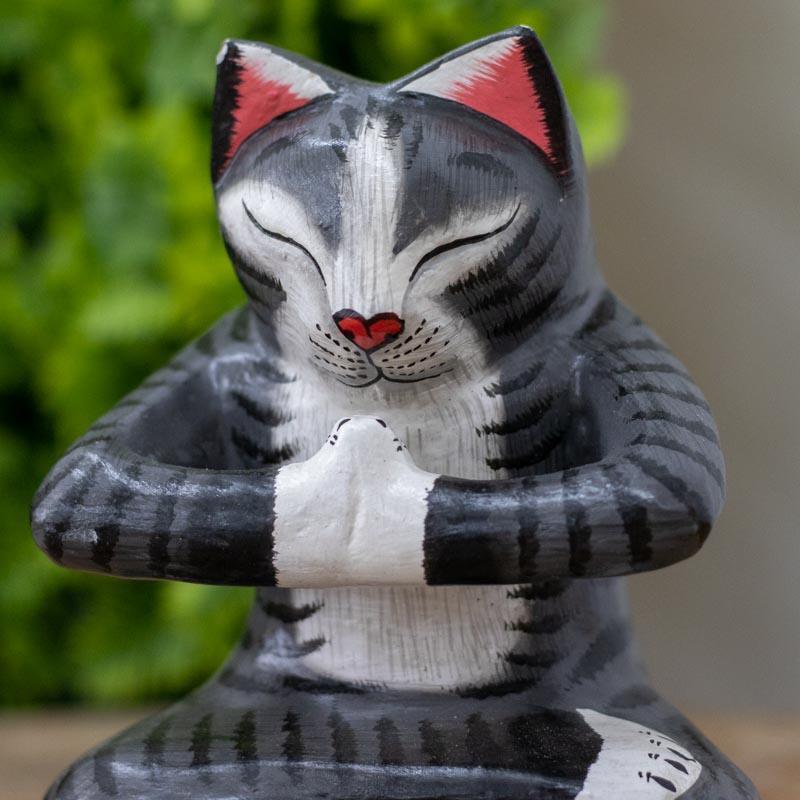 Celebre a gratidão em grande estilo com o Gato Gratidão em Madeira, uma peça de decoração feita à mão que traz consigo a riqueza cultural e espiritual de Bali