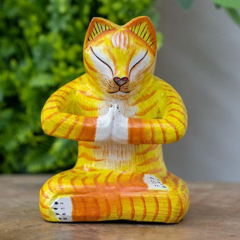 Celebre a gratidão em grande estilo com o Gato Gratidão em Madeira, uma peça de decoração feita à mão que traz consigo a riqueza cultural e espiritual de Bali