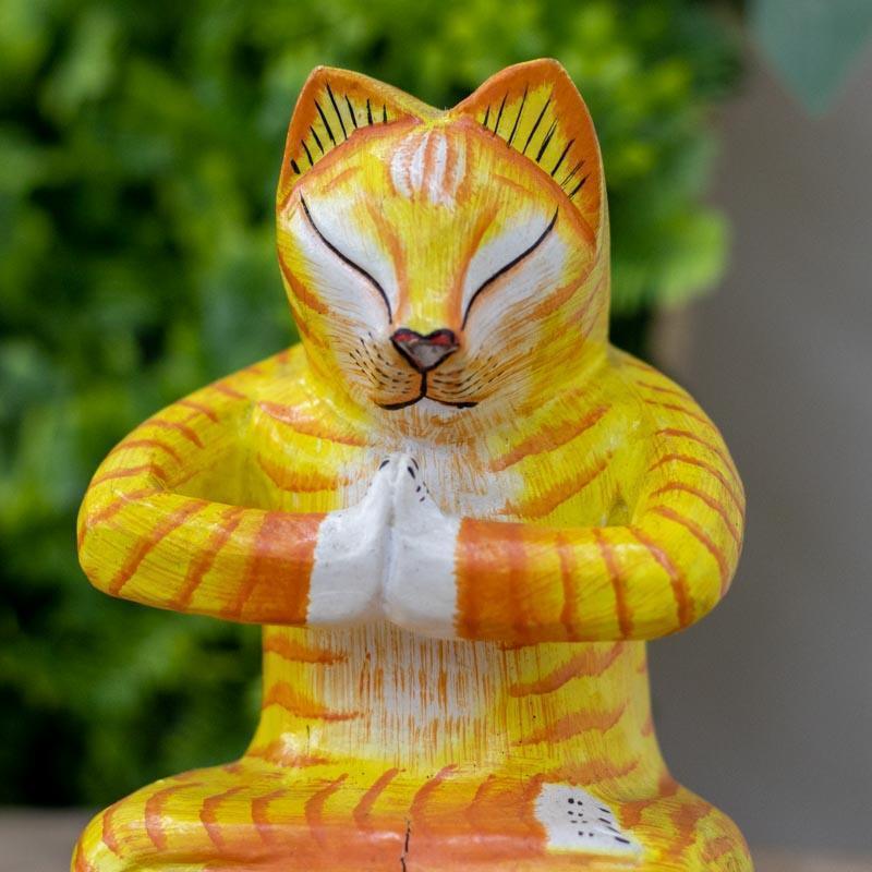 Celebre a gratidão em grande estilo com o Gato Gratidão em Madeira, uma peça de decoração feita à mão que traz consigo a riqueza cultural e espiritual de Bali