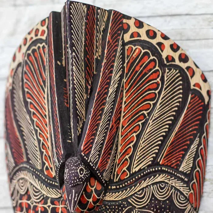 Arte balinesa em madeira com aplicação do Batik, técnica ancestral que adiciona cor e simbolismo à máscara