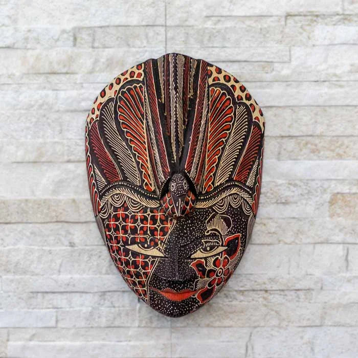 Máscara étnica de Bali com pintura feita na técnica Batik, exibindo traços geométricos e acabamento manual autêntico