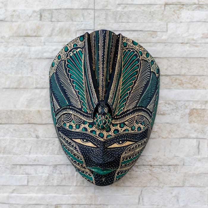 Escultura balinesa feita em madeira com acabamento artístico Batik, ideal para composições com identidade étnica