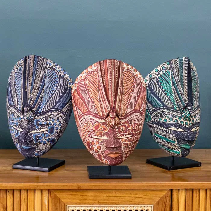 Máscara feita à mão em Bali com desenhos Batik minuciosos sobre madeira, perfeita para destacar a cultura asiática na decoração