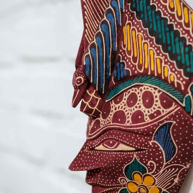 Peça decorativa de alto impacto visual, transformando a parede com padrões ancestrais e silhuetas estilizadas.