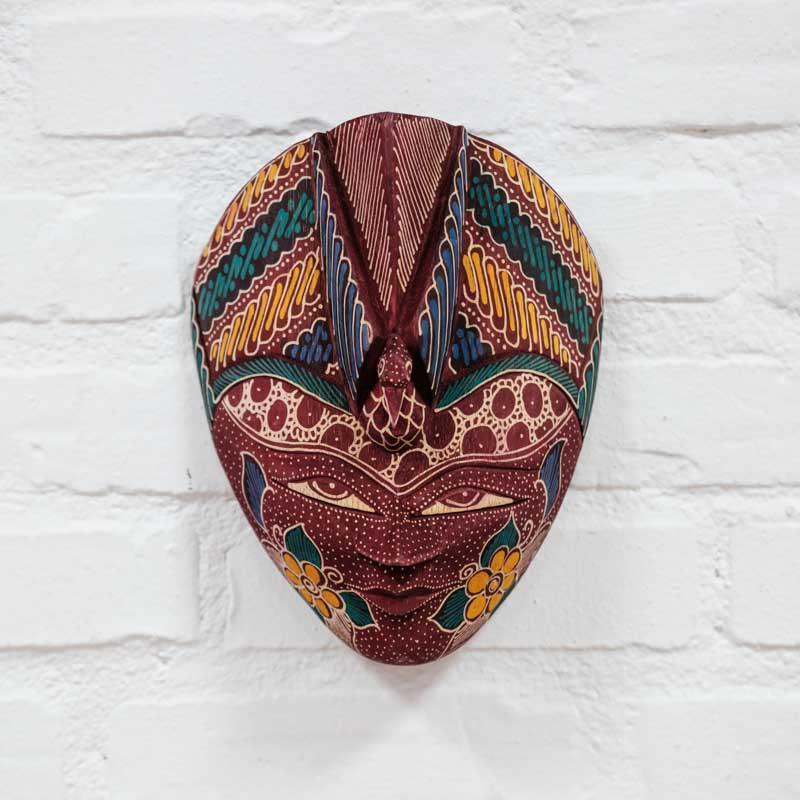 Máscara Batik para nichos e prateleiras, peça que agrega valor cultural e cor vibrante ao ambiente residencial.