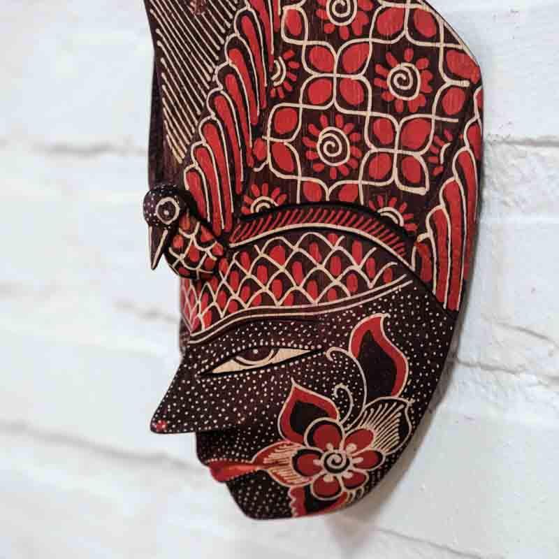 Design original da Indonésia: máscara que harmoniza a técnica Batik milenar com a estética decorativa moderna.