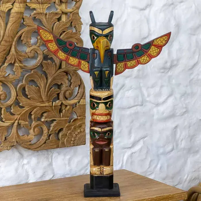 Totem Canadense First Nation artesanal entalhado em madeira feito em Bali.