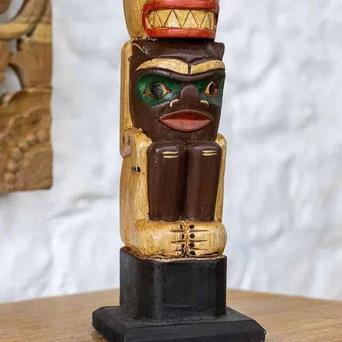 Totem First Nation de Bali com entalhes representando espíritos guardiões.