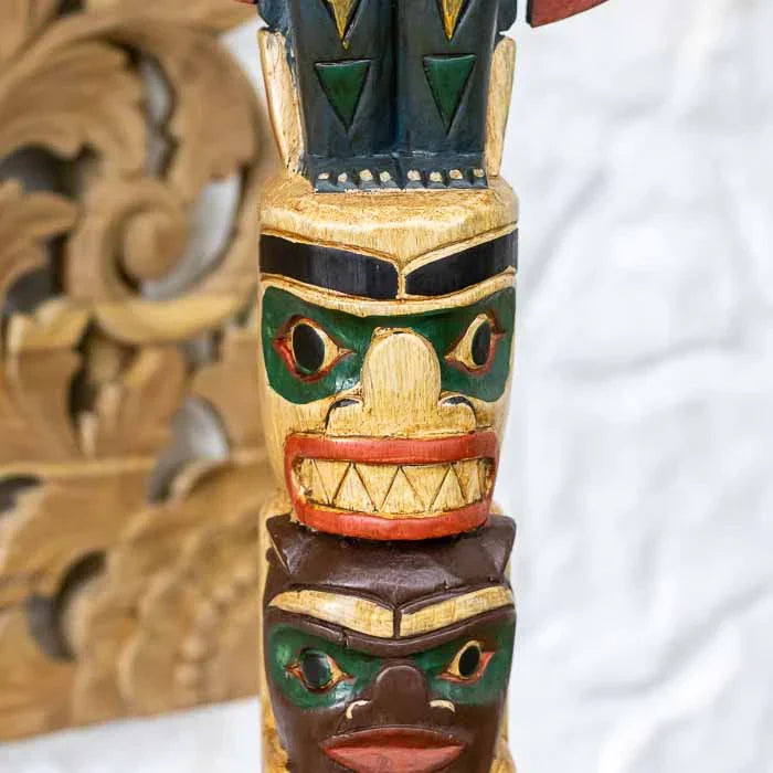 Escultura totem em madeira artesanal de Bali símbolo cultural ancestral.