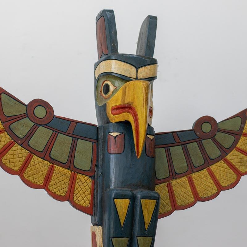 Escultura Totem Canadense em madeira artesanal feita em Bali, com figuras totêmicas coloridas que simbolizam os espíritos guardiões e a conexão com o sagrado.
