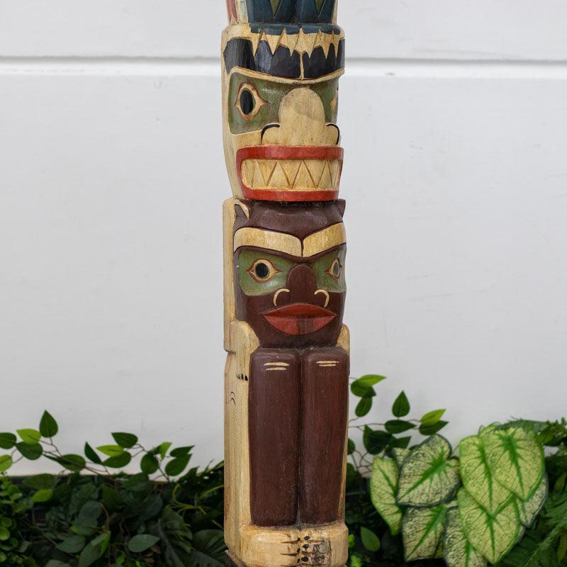 Totem artesanal de Bali entalhado em madeira com pintura manual, representando os espíritos guardiões inspirados na tradição canadense de proteção e ancestralidade.