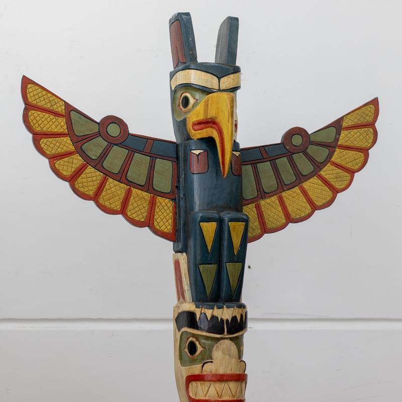 Escultura monumental em madeira maciça feita à mão em Bali, retratando animais totêmicos como águia e urso, símbolos espirituais de força e sabedoria.