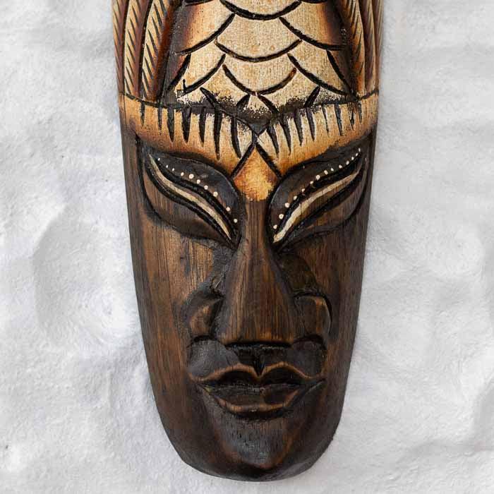 Máscara decorativa Coruja Tribal entalhada à mão em madeira artesanal.
