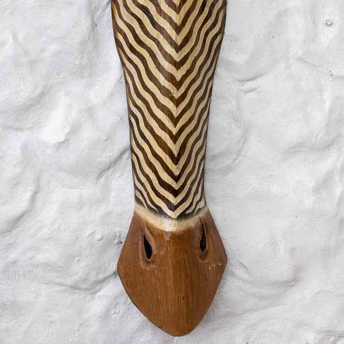 Máscara de Bali com design africano e acabamento rústico.