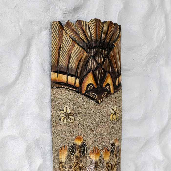 Máscara Gecko decorativa artesanal com ave no topo e face estilizada.