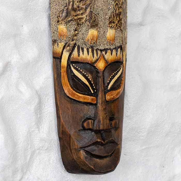 Máscara de parede Gecko artesanal com detalhes em relevo e entalhes.