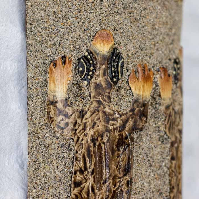 Máscara Gecko de Bali entalhada em madeira com símbolos espirituais.