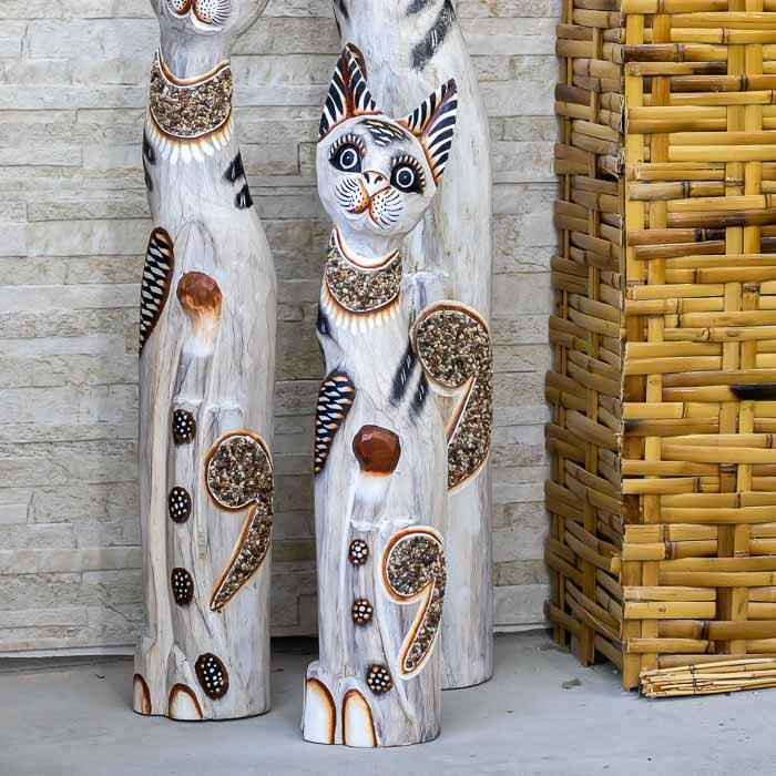 Esculturas Trio Gatos artesanais em madeira simbolizando harmonia e proteção.