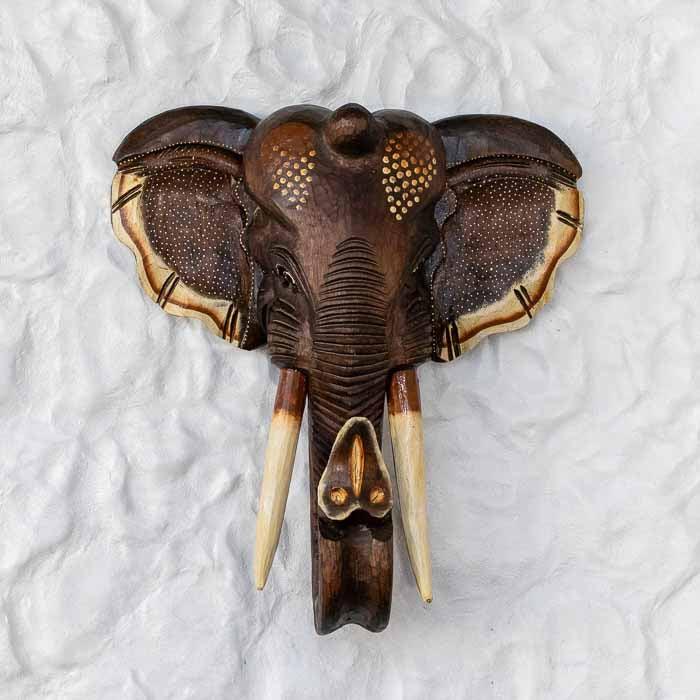 Escultura cabeça de elefante artesanal em madeira entalhada de Bali.