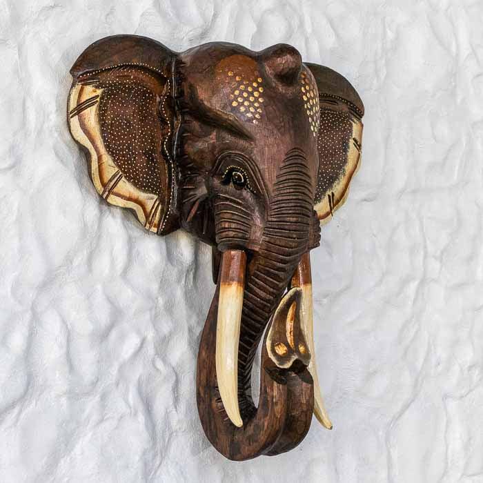 Detalhe da escultura de parede com forma de elefante feita à mão.