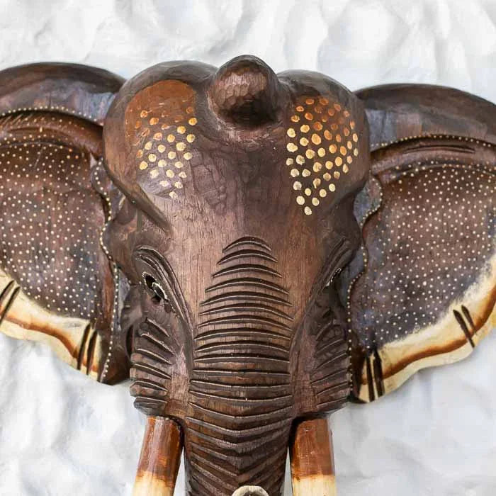 Arte balinesa em madeira representando a cabeça de elefante sagrado.