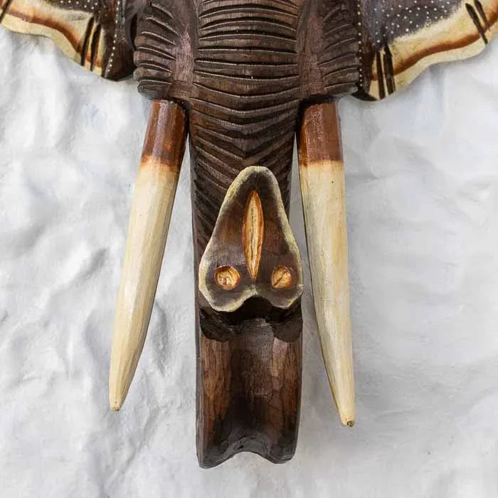 Escultura de elefante artesanal com acabamento rústico e simbologia espiritual.