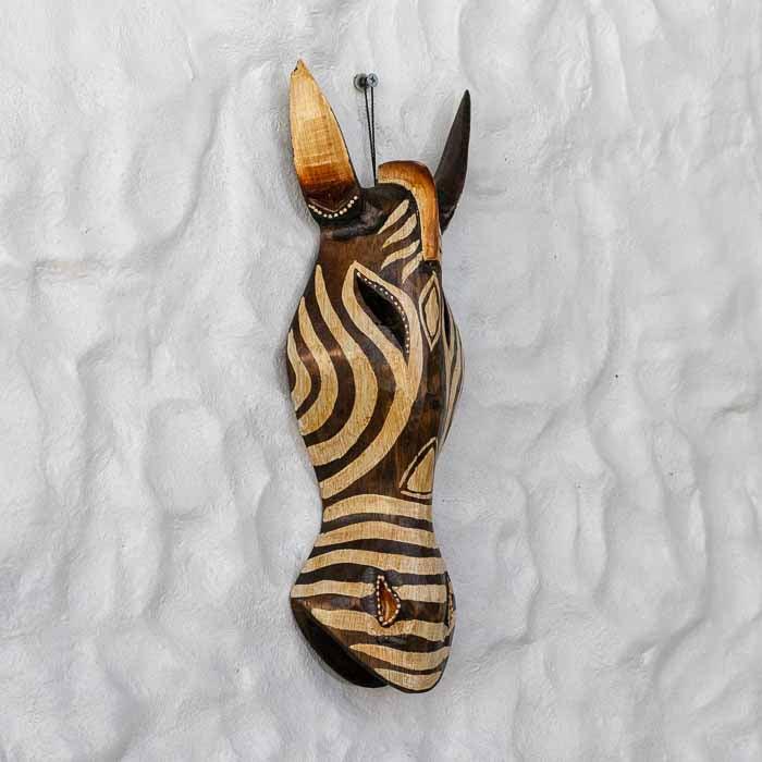 Máscara africana de parede feita à mão em madeira natural com acabamento fosco.