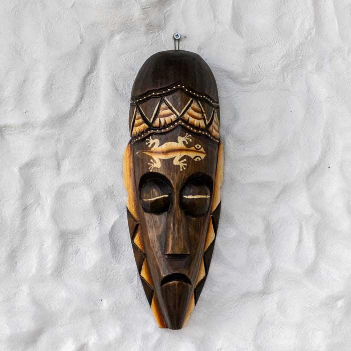 Máscara Gecko artesanal entalhada à mão em madeira natural de Bali.