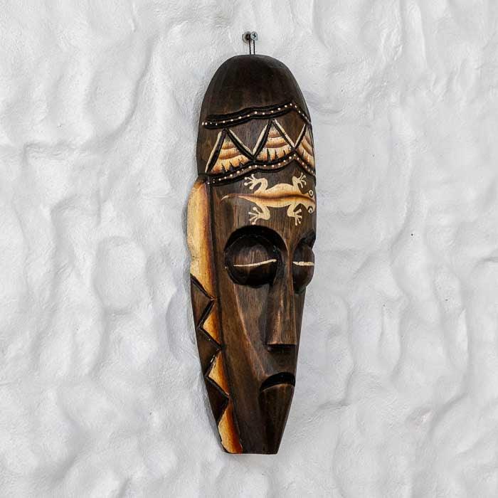 Máscara decorativa de Bali com entalhes representando o gecko sagrado.