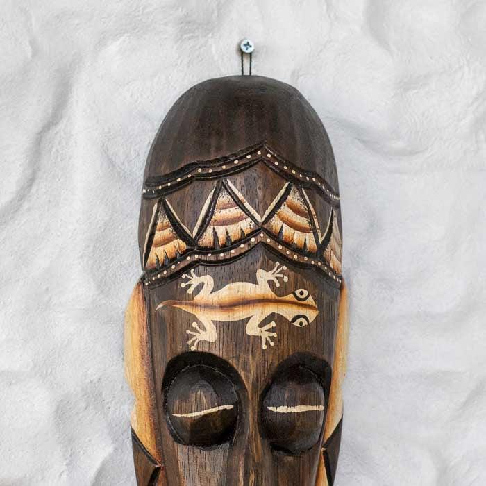 Arte balinesa artesanal em madeira simbolizando sorte e proteção.