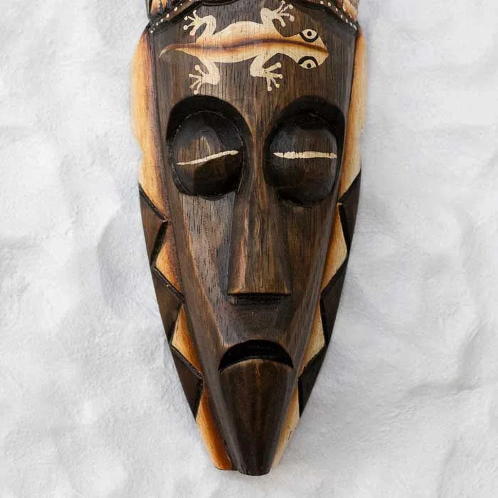 Máscara de parede Gecko feita à mão com detalhes culturais de Bali.