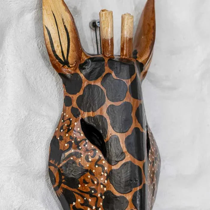 Máscara decorativa artesanal de Bali com tema animal e estilo étnico.