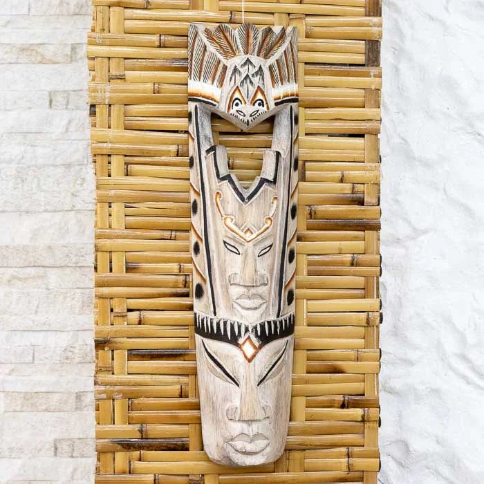 Máscara decorativa balinesa com múltiplas faces e estilo étnico.