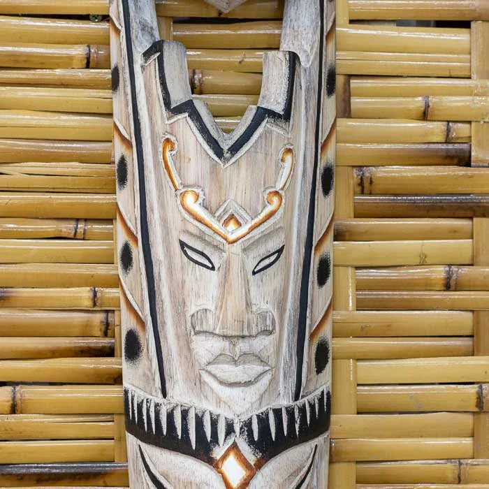 Máscara espiritual de Bali simbolizando equilíbrio entre luz e sombra.